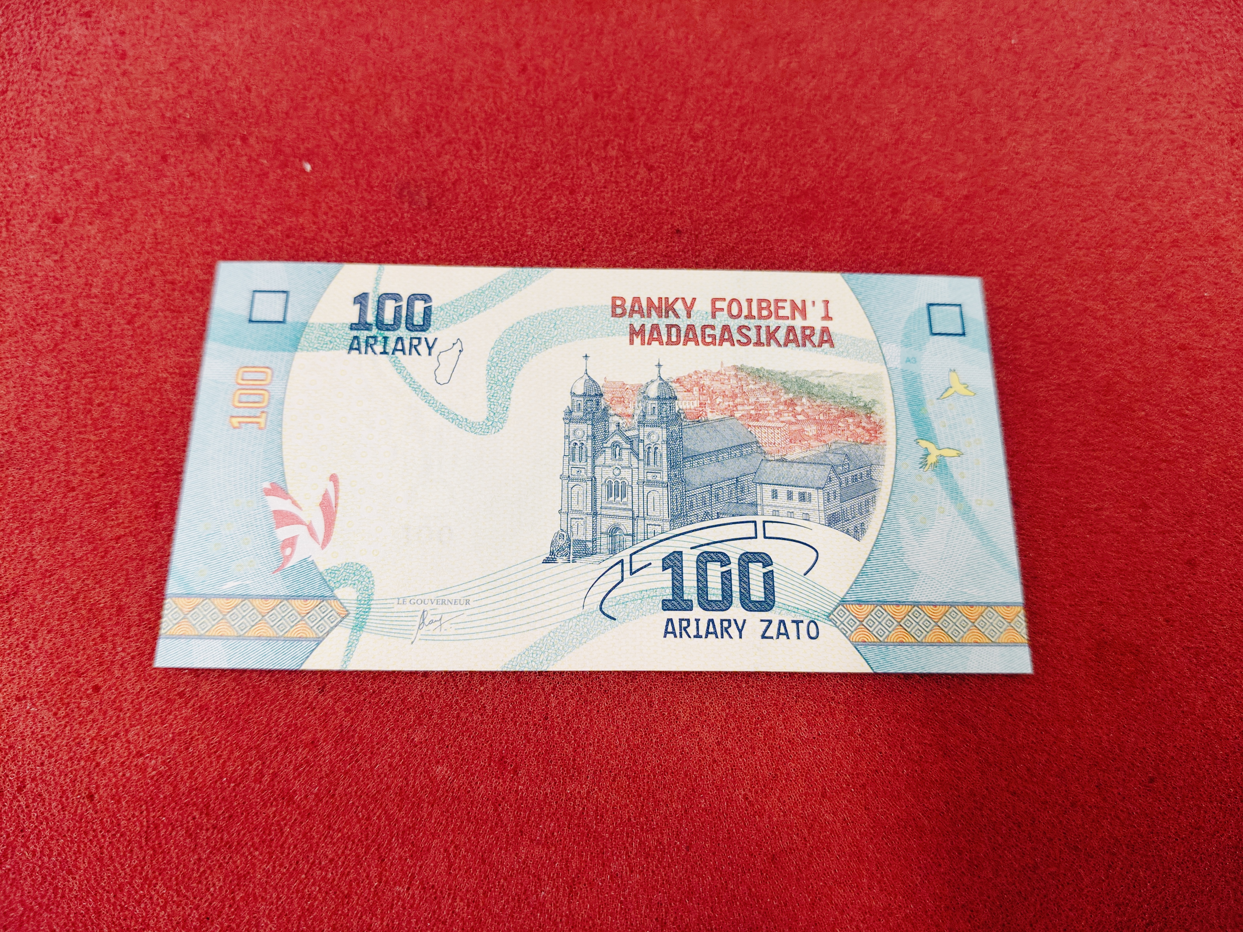 Madagascar – 100 ariary unc currency note — photo 2 of 2
