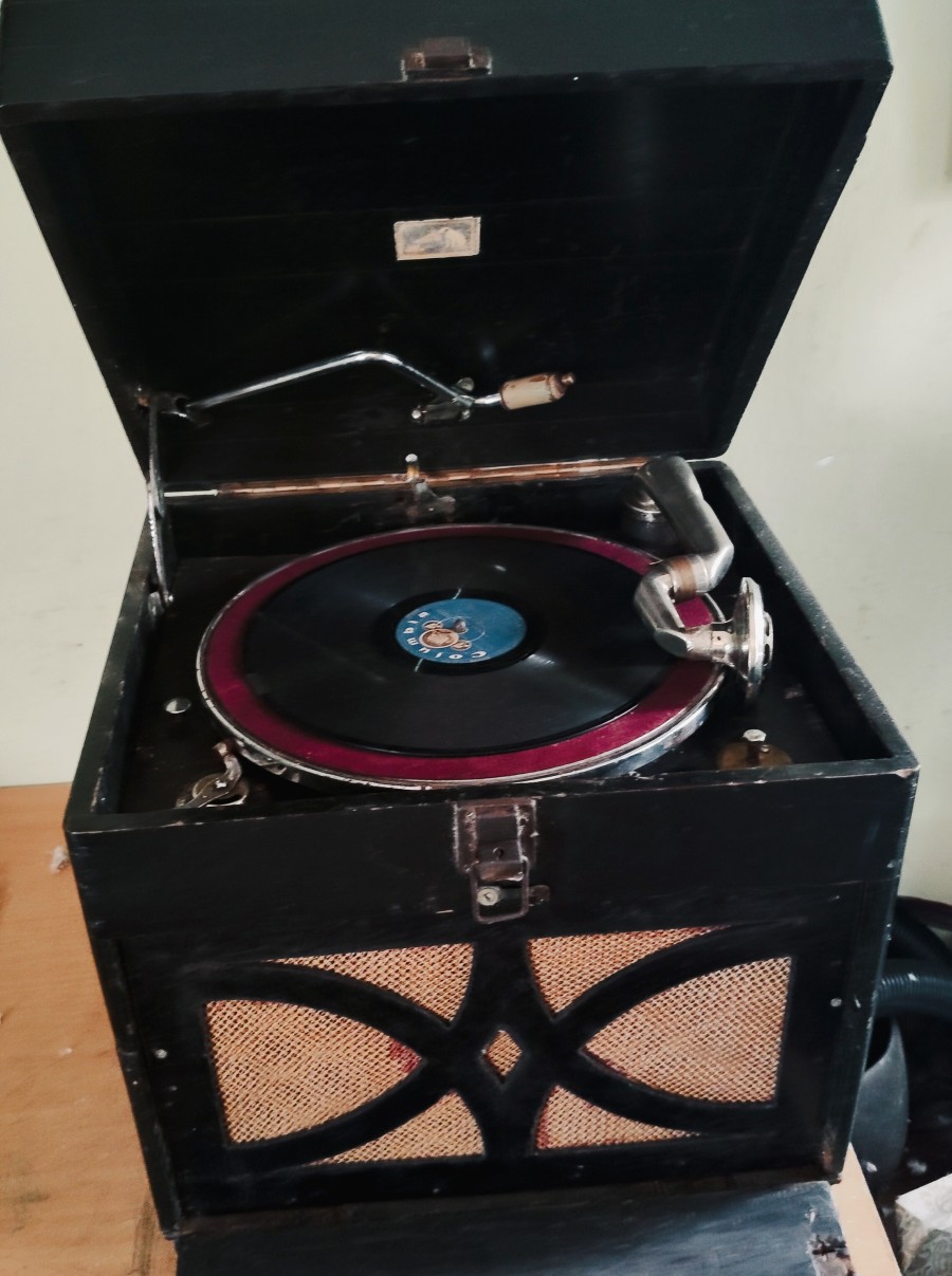Working heavy mechanical Gramophone 78rpm — photo 2 of 2